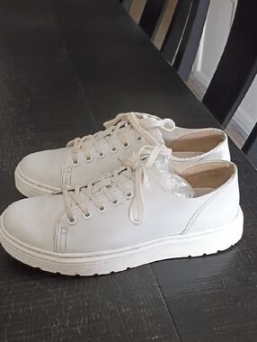 DR.MARTENS Unisex Classic White Lace-Up Sneakers